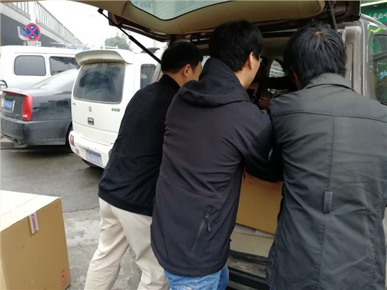 集思的儀器“外賣小哥”隨叫隨到，把耗材化玻、化學(xué)試劑送到用戶手里。
