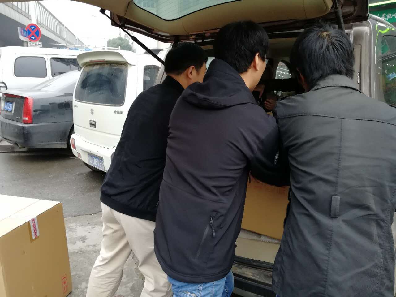 集思的儀器“外賣小哥”隨叫隨到，把耗材化玻、化學試劑送到用戶手里。