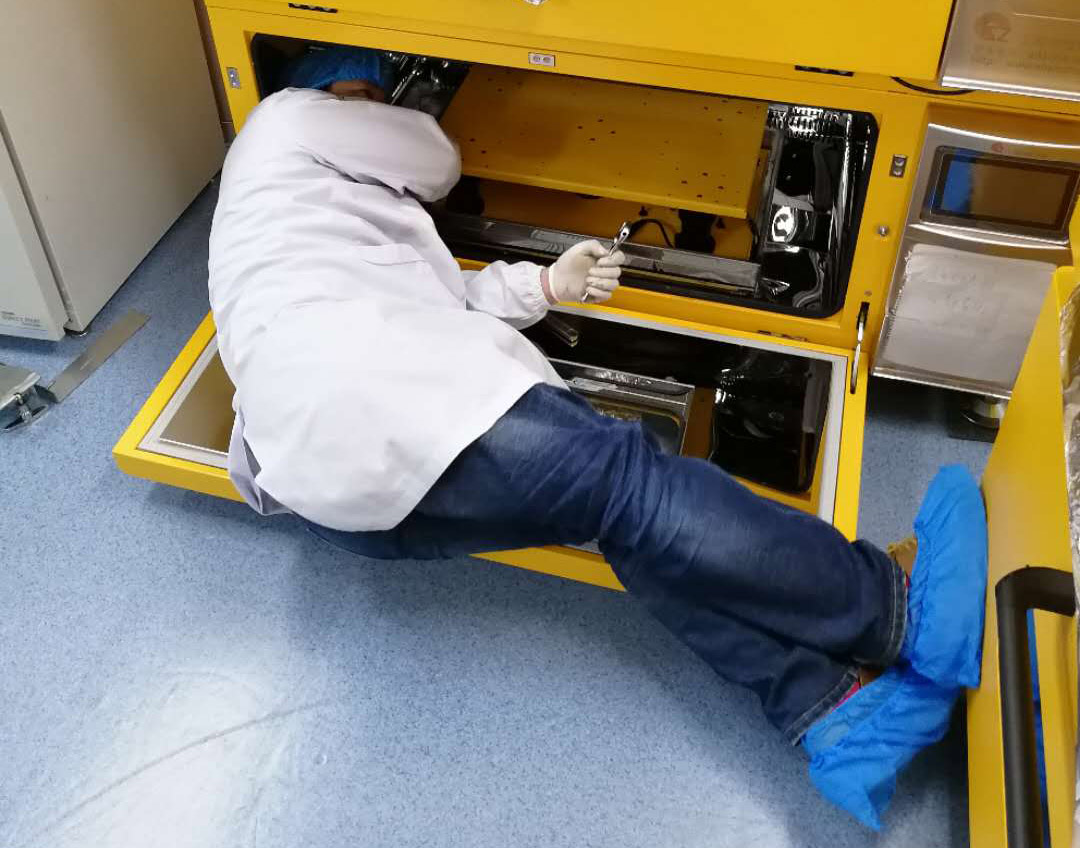 集思儀器售后服務工程師正在華農(nóng)作物遺傳改良國家重點實驗室安裝調(diào)試知楚搖床
