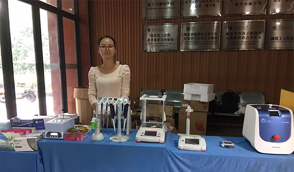 集思儀器銷售人員在展會上向客戶展示奧豪斯電子天平、梅潔移液器、細胞破碎儀等科學(xué)儀器設(shè)備